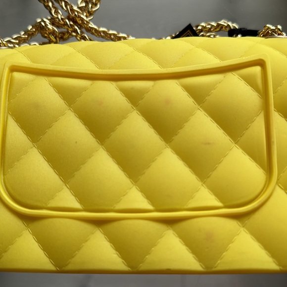 Quilted Bright YELLOW Jelly Purse with adjustable Gold Chain Strap
BRAND NEW! - Picture 7 of 12